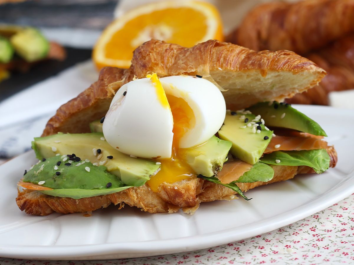 Brunssin tyyppinen croissant-sandwich