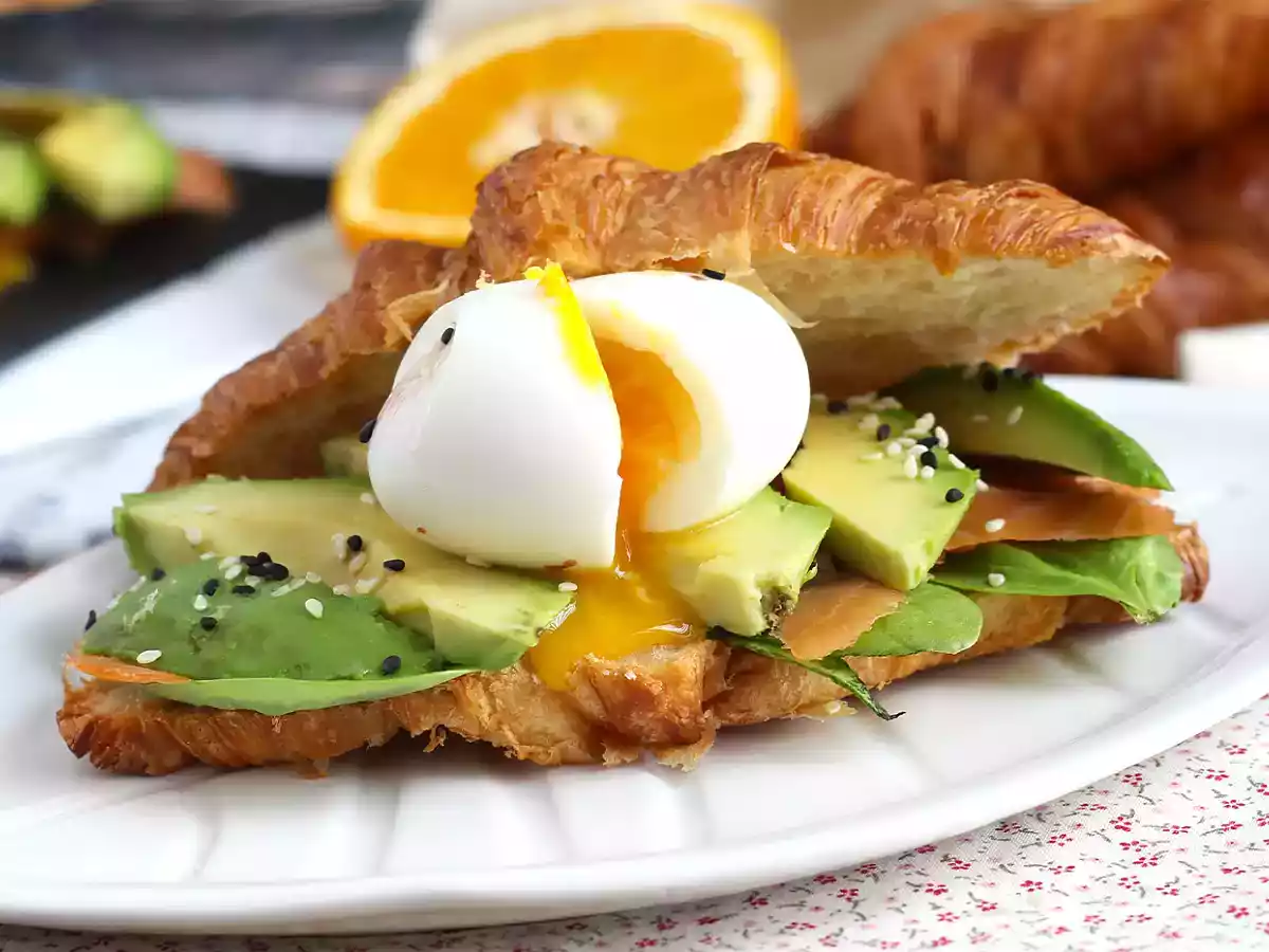Brunssin tyyppinen croissant-sandwich