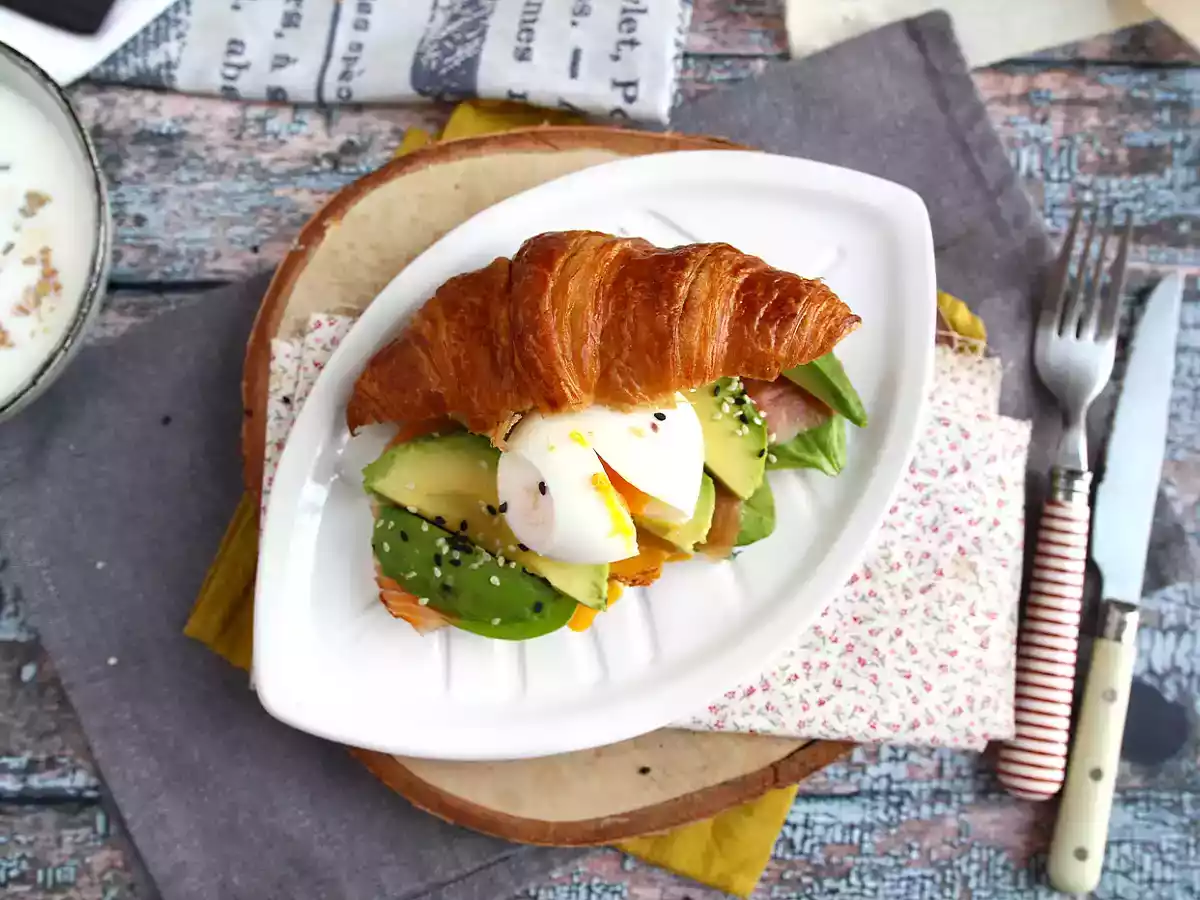 Brunssin tyyppinen croissant-sandwich - kuva 2