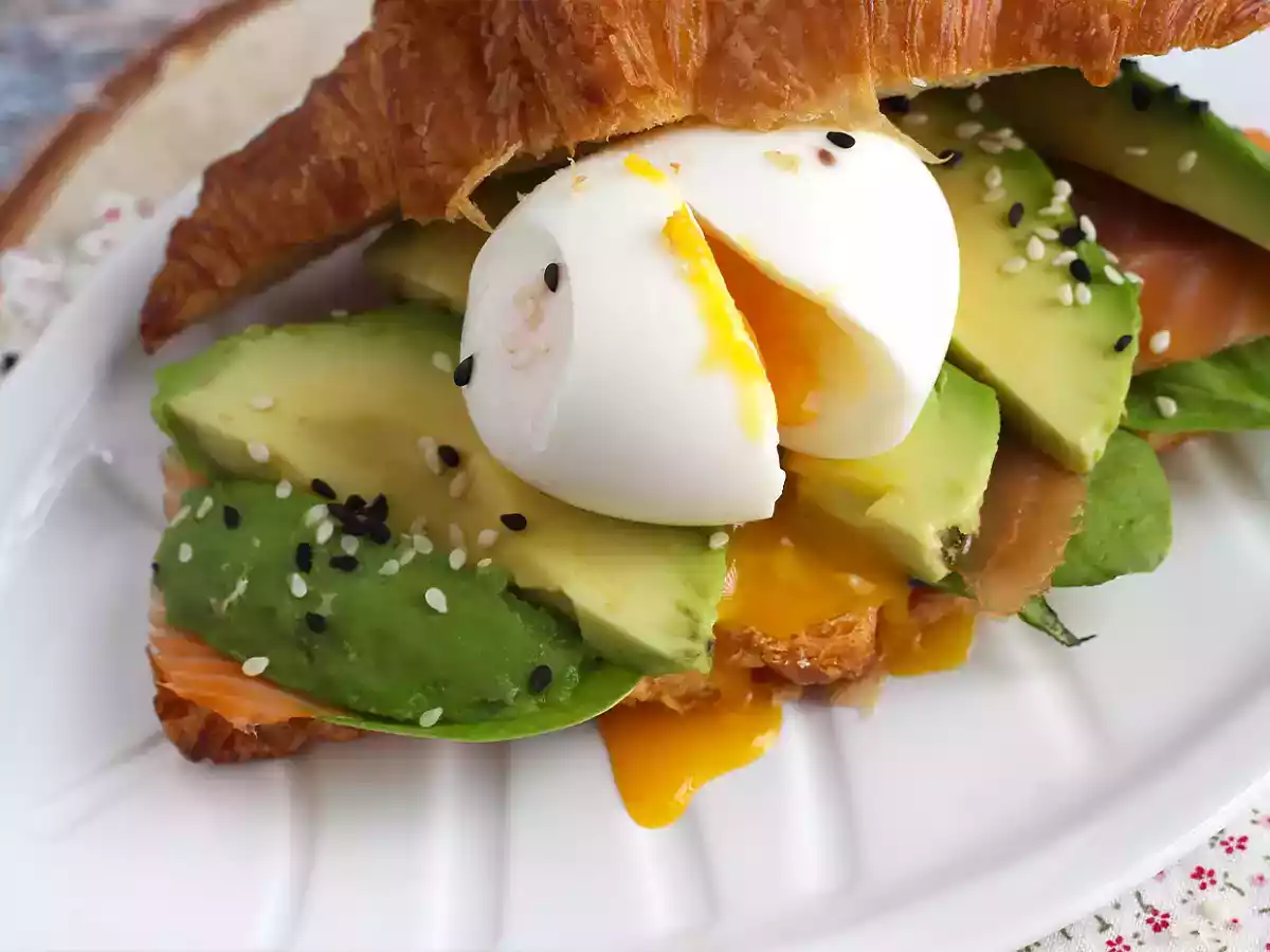 Brunssin tyyppinen croissant-sandwich - kuva 3