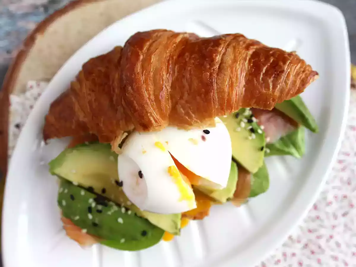 Brunssin tyyppinen croissant-sandwich - kuva 4