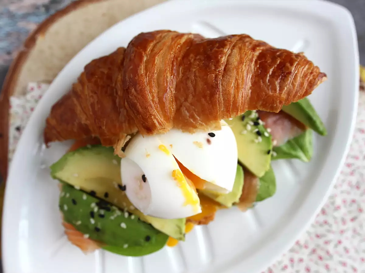 Brunssityylinen croissant-voileipä - kuva 4