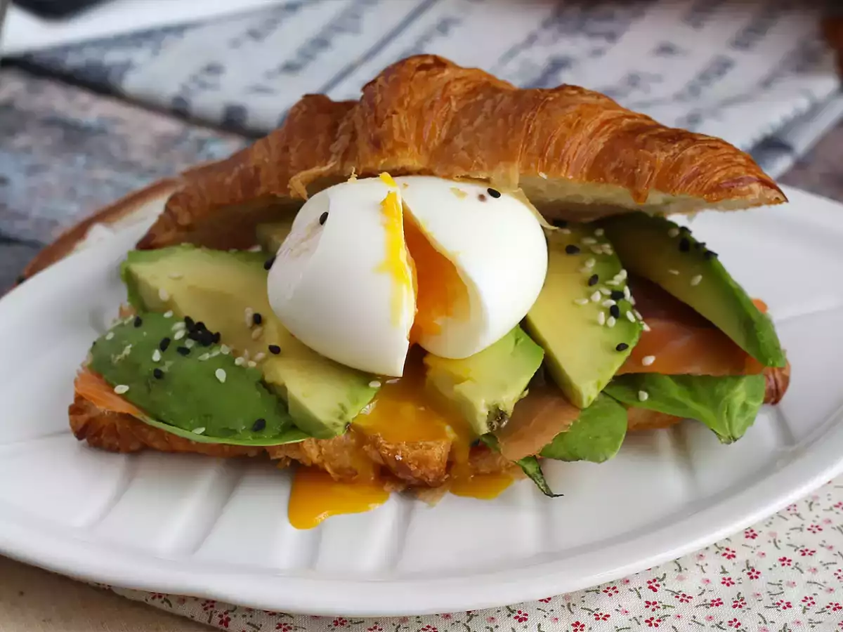 Brunssityylinen croissant-voileipä - kuva 5