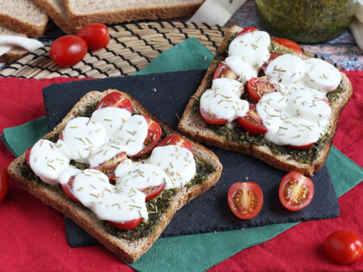 Bruschetta pestolla, kirsikkatomaateilla ja mozzarellalla