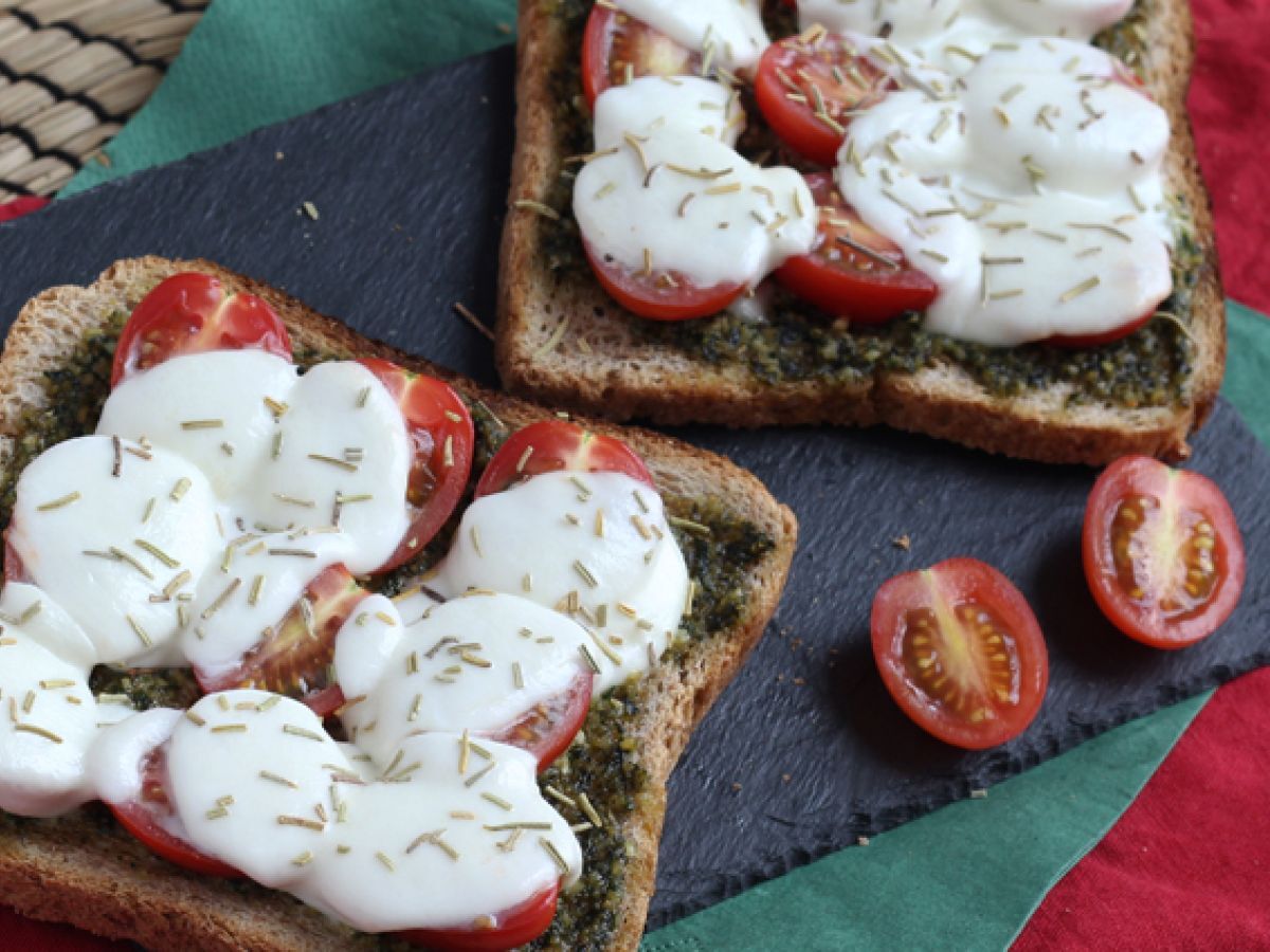 Bruschetta pestolla, kirsikkatomaateilla ja mozzarellalla - kuva 2