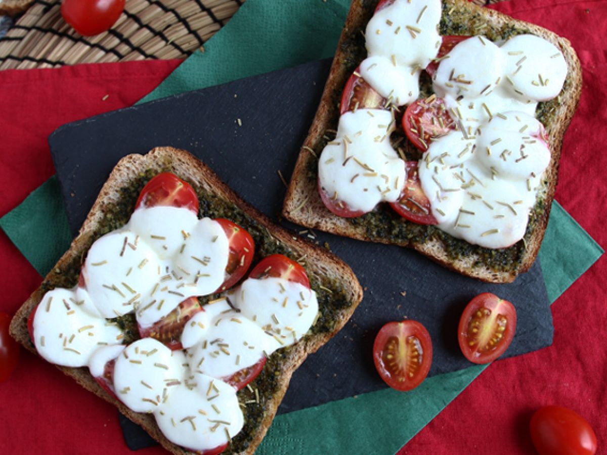 Bruschetta pestolla, kirsikkatomaateilla ja mozzarellalla - kuva 3