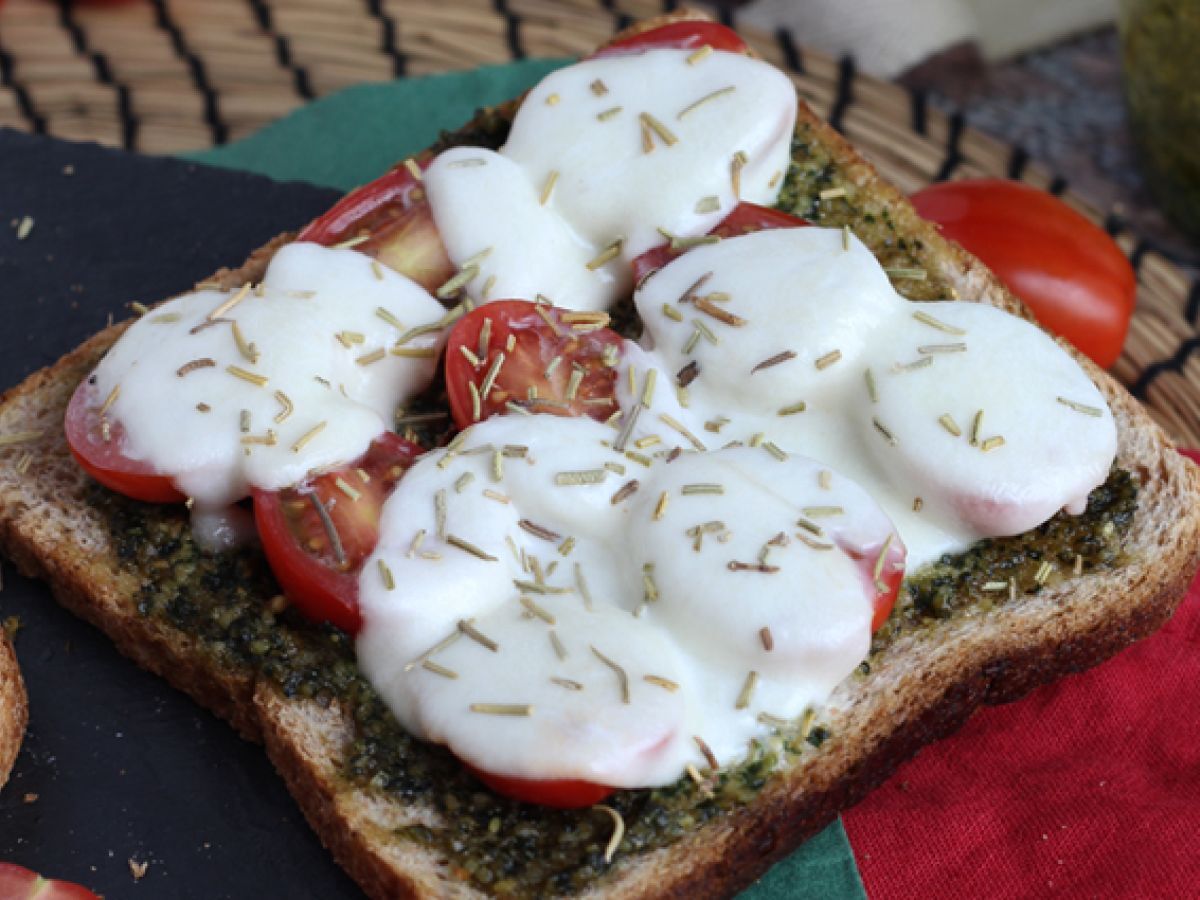 Bruschetta pestolla, kirsikkatomaateilla ja mozzarellalla - kuva 4