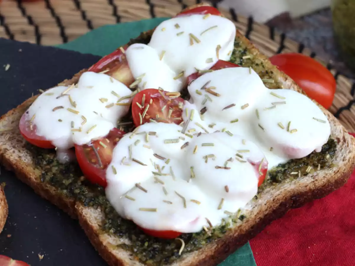Bruschetta pestolla, kirsikkatomaateilla ja mozzarellalla - kuva 4