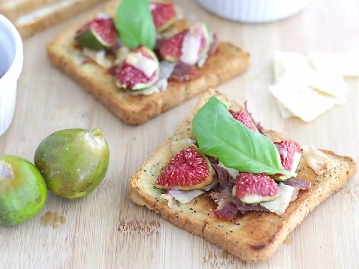 Bruschetta viikunoiden, parmesaanin ja parmankinkun kanssa