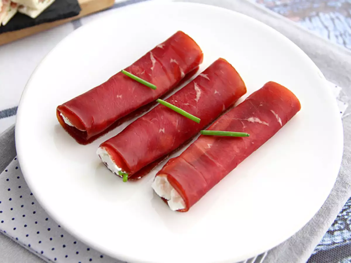 Bündnerfleisch-kääryleet Chavroux-vuohenjuustolla