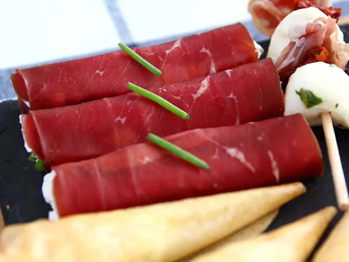 Bündnerfleisch-kääryleet Chavroux-vuohenjuustolla - kuva 2