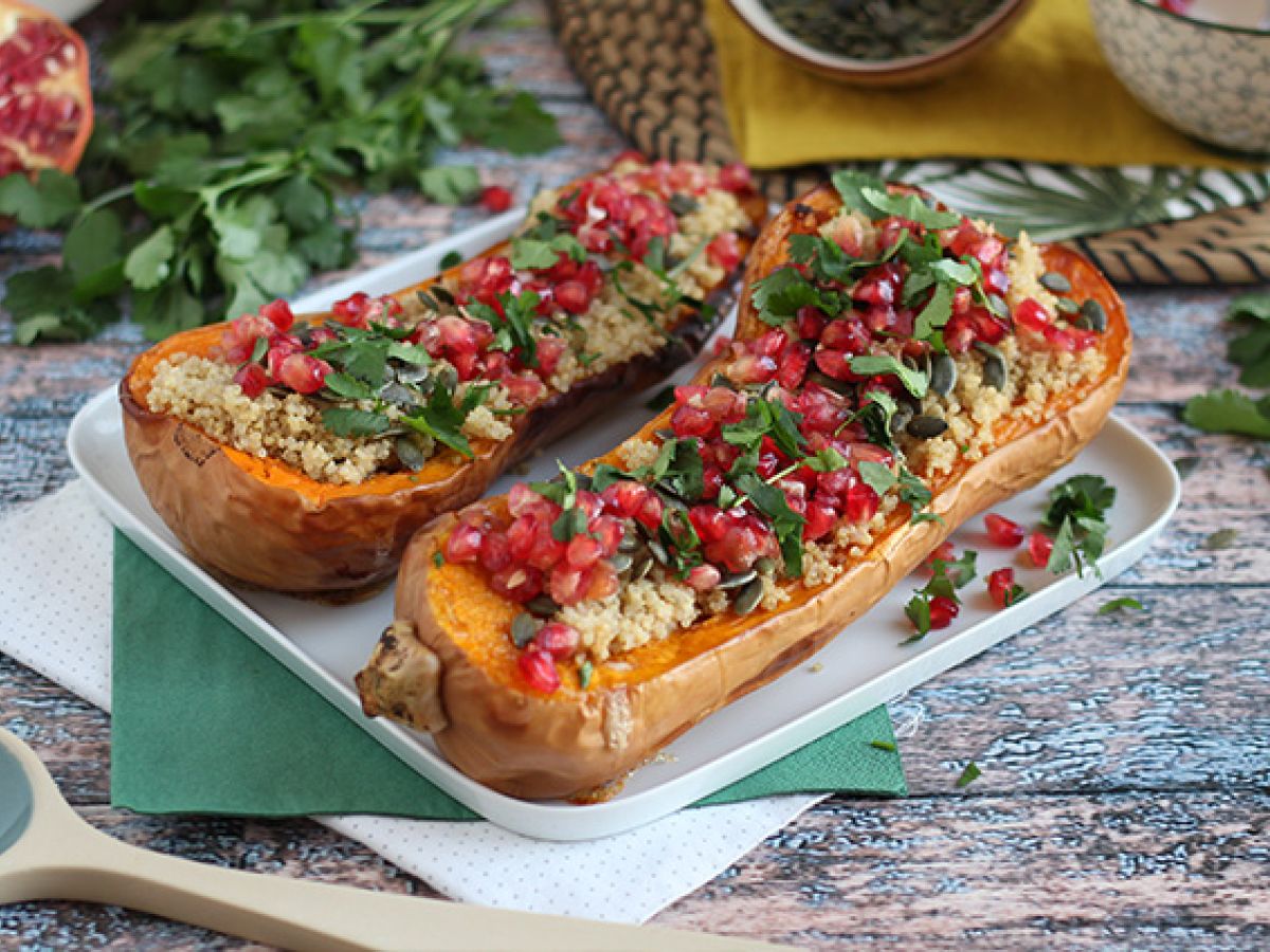 Butternut-kurpitsa kvinoalla ja granaattiomenalla