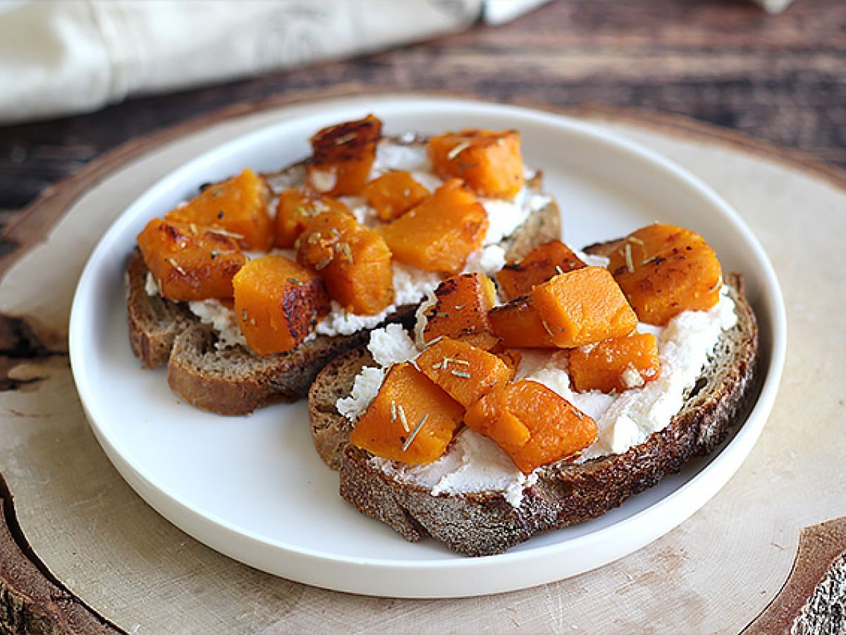 Butternut-ricotta- ja munavoileivät