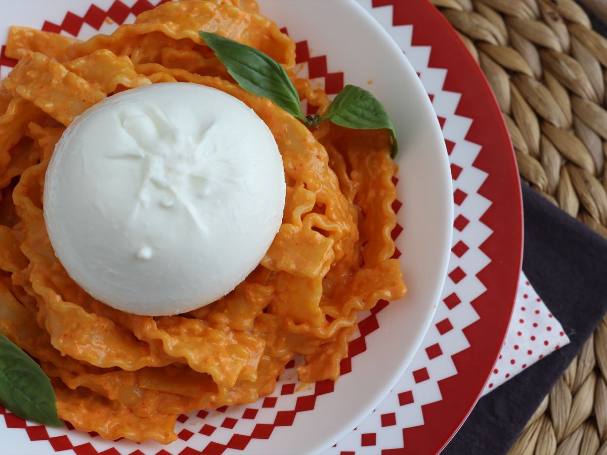 Calabrian tyylistä pestoa kermaisen burrata-juuston kanssa