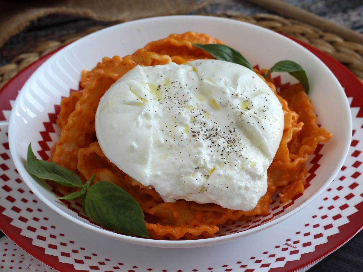 Calabrian tyylistä pestoa kermaisen burrata-juuston kanssa - kuva 6