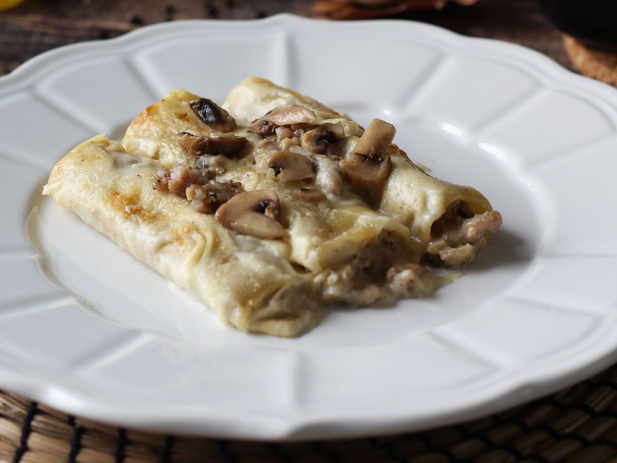 Cannelloni sienet ja makkara: runsas ja maukas ensimmäinen ruokalaji.