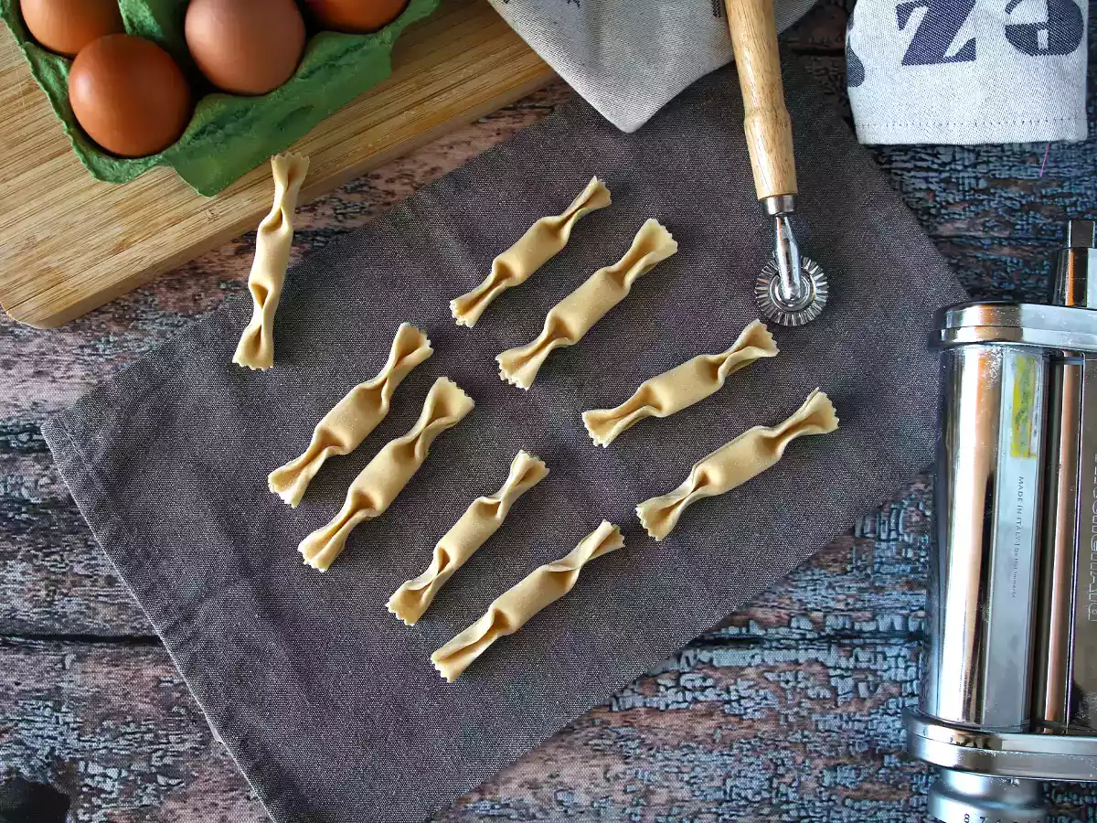 Caramelle, karkkien muotoiset ravioli, joissa on kurpitsan ja ricotta-täytettä. - kuva 4