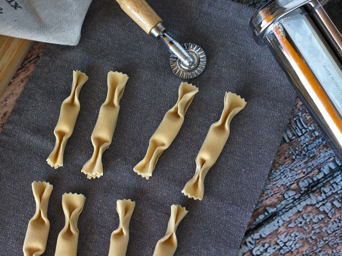Caramelle, karkkien muotoiset ravioli, joissa on kurpitsan ja ricotta-täytettä. - kuva 5