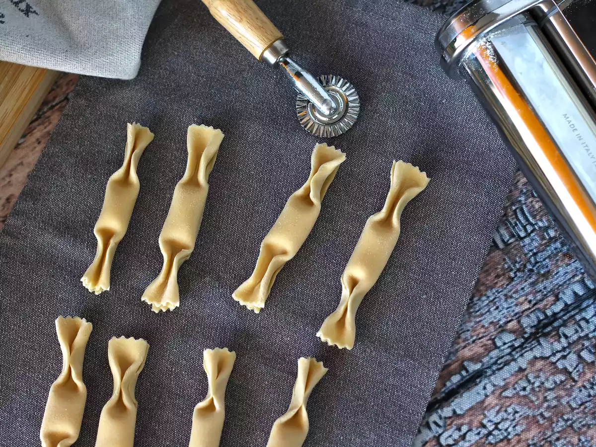 Caramelle, karkkien muotoiset ravioli, joissa on kurpitsan ja ricotta-täytettä. - kuva 5