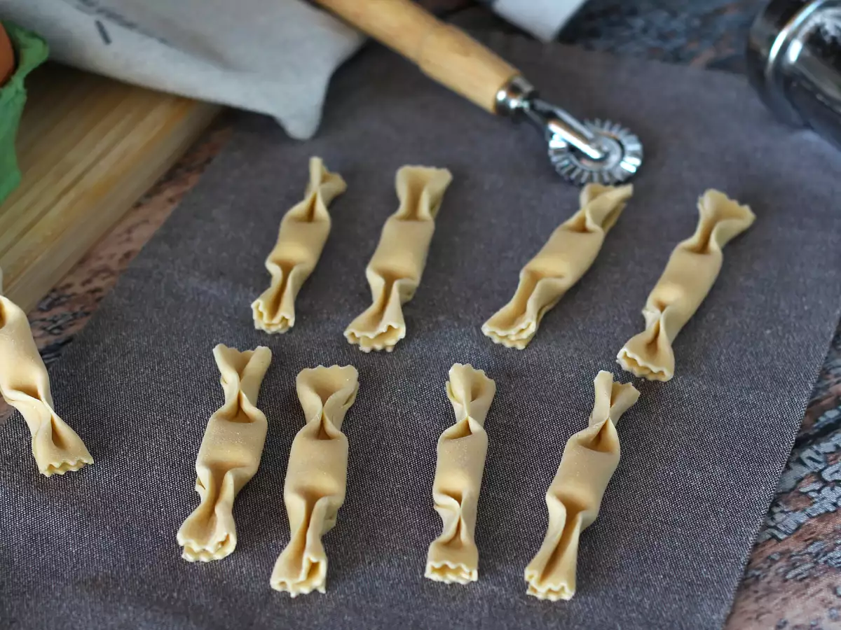 Caramelle-pasta eli karkinmuotoiset raviolit kurpitsa-ricottatäytteellä - kuva 2