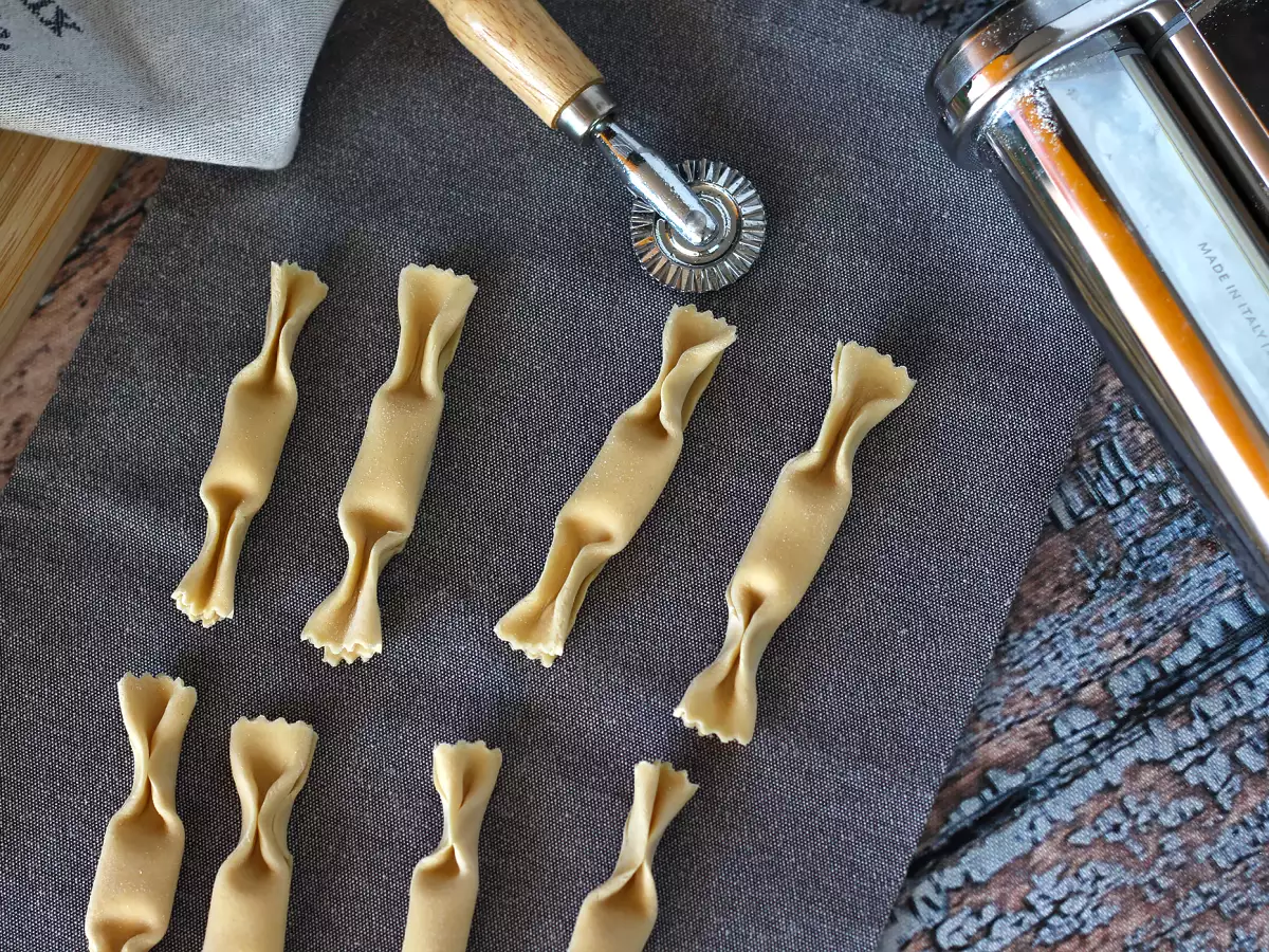 Caramelle-pasta eli karkinmuotoiset raviolit kurpitsa-ricottatäytteellä - kuva 5