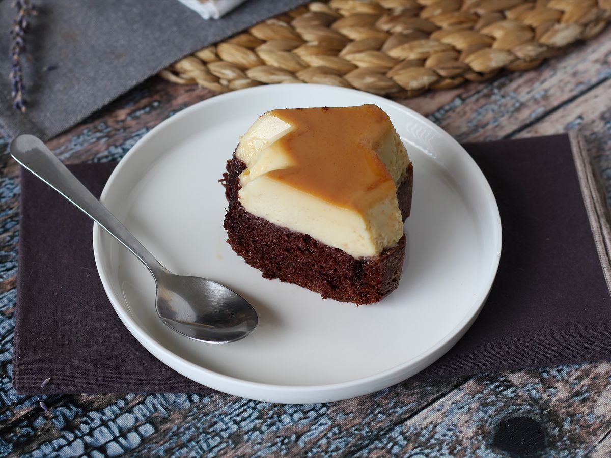 Choco flan, täydellinen yhdistelmä kosteaa suklaakakkua ja vaniljakaramelliflania.