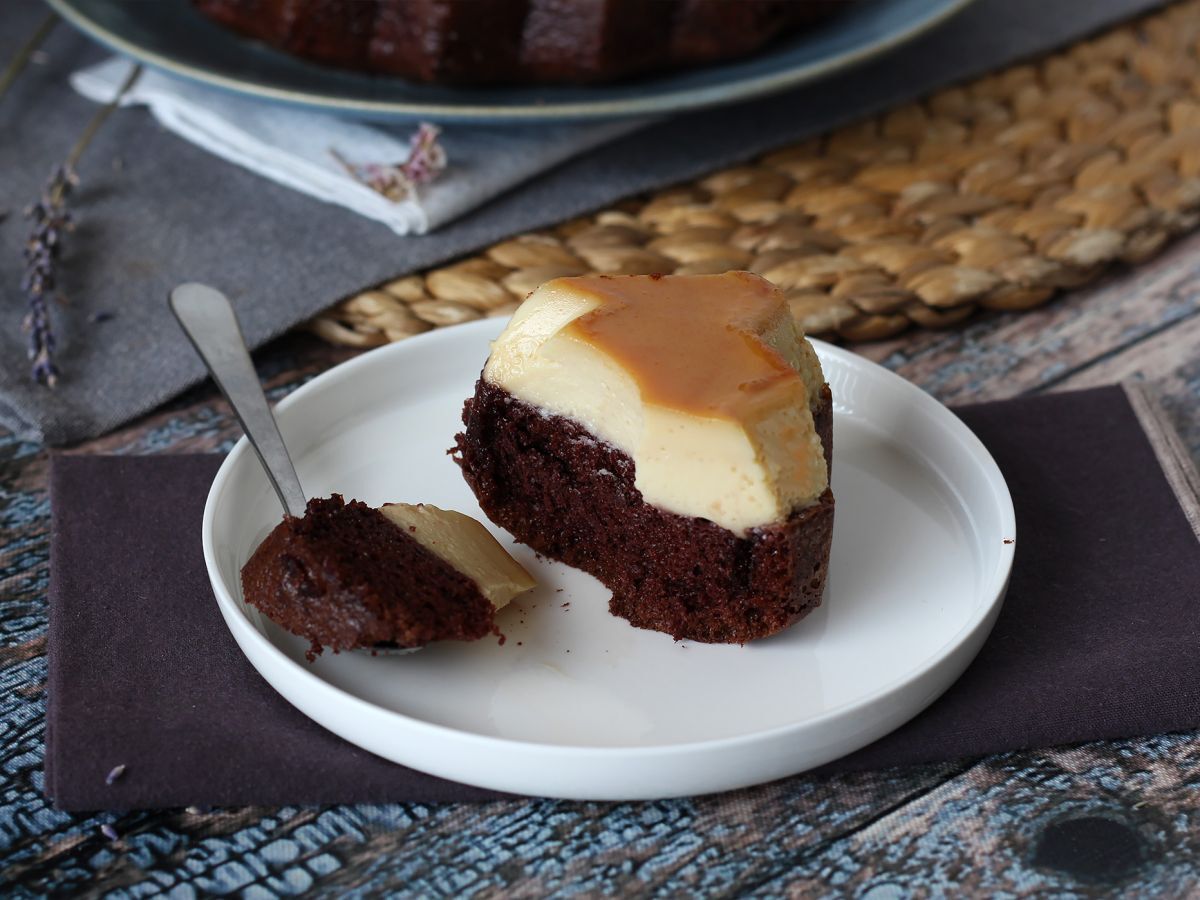 Choco flan, täydellinen yhdistelmä kosteaa suklaakakkua ja vaniljakaramelliflania. - kuva 3