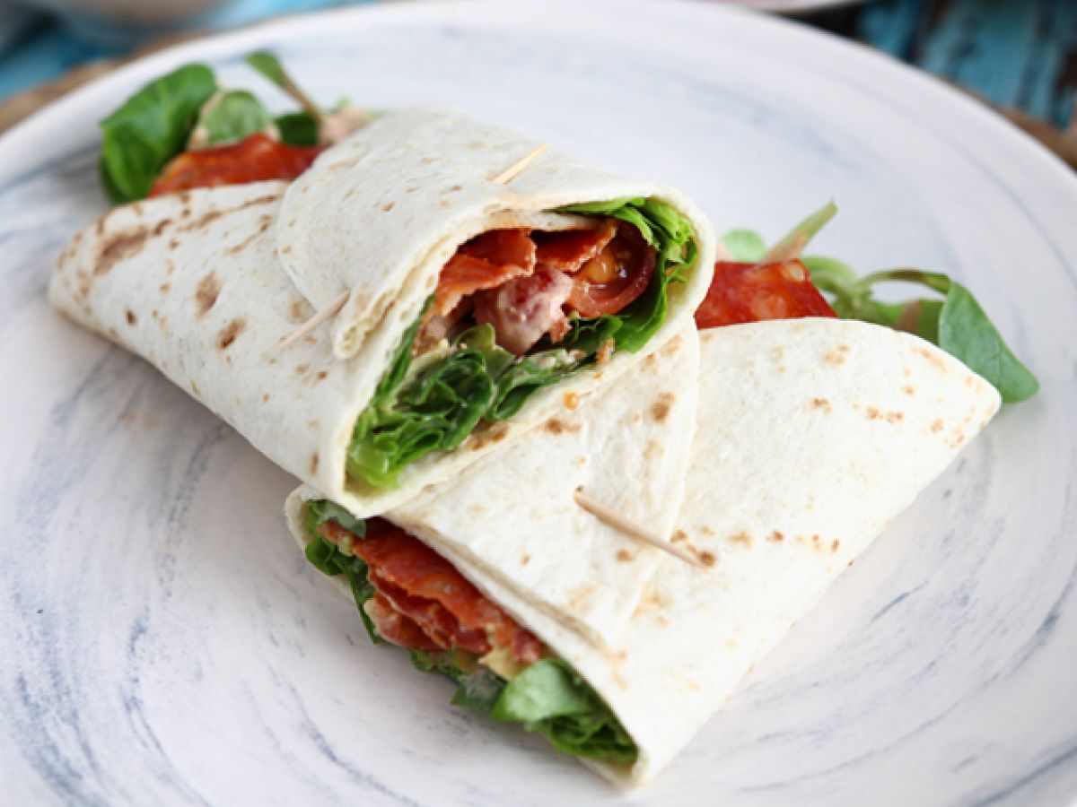 Chorizo-, avokado- ja tomaattitäytteinen tortilla-wrap