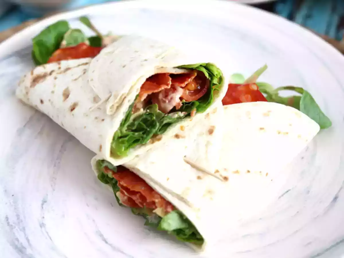 Chorizo-, avokado- ja tomaattitäytteinen tortilla-wrap