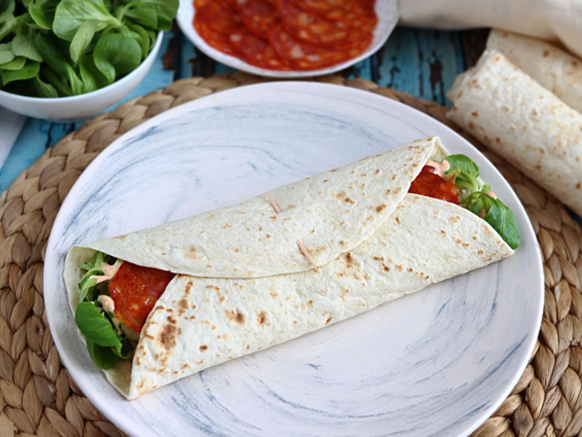 Chorizo-, avokado- ja tomaattitäytteinen tortilla-wrap - kuva 2