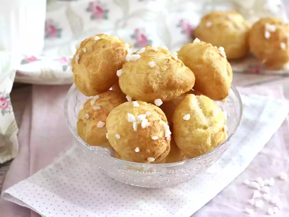 Chouquettes, choux helmisokerilla höystetty