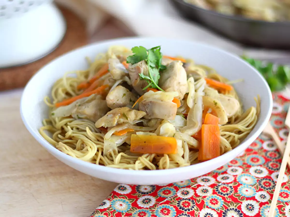 Chow mein (chao men) – kiinalaiset nuudelit kanalla ja vihanneksilla