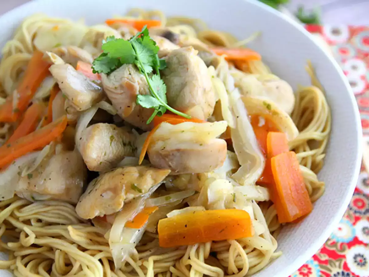 Chow mein (chao men) – kiinalaiset nuudelit kanalla ja vihanneksilla - kuva 2