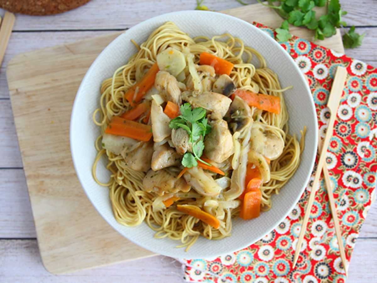 Chow mein (chao men), kiinalaisia nuudeleita kanan ja vihannesten kera. - kuva 3