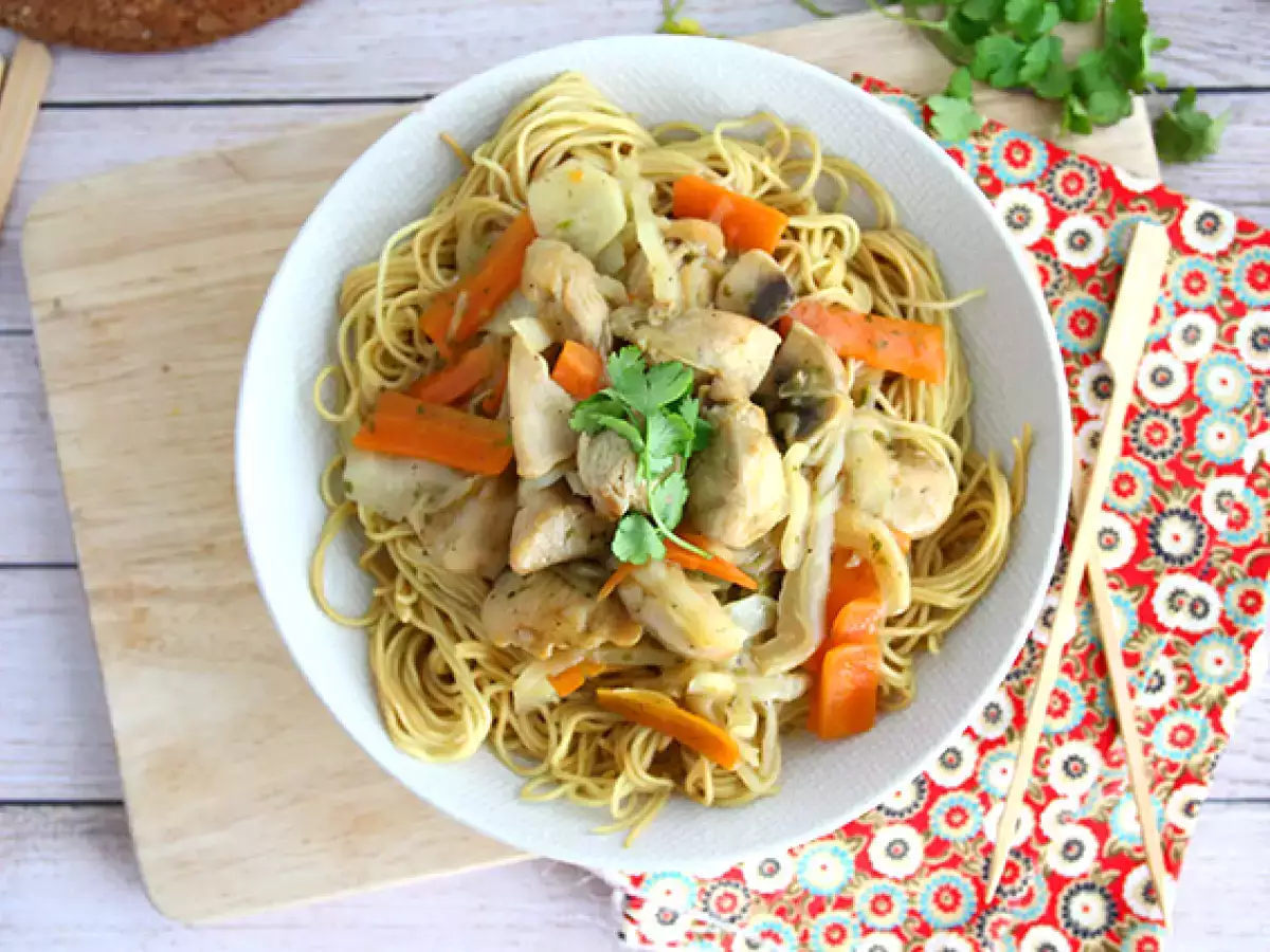 Chow mein (chao men), kiinalaisia nuudeleita kanan ja vihannesten kera. - kuva 3