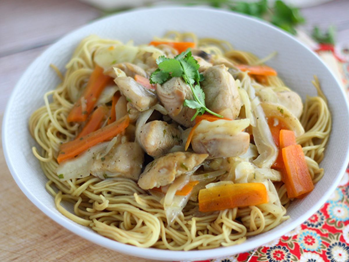 Chow mein (chao men), kiinalaisia nuudeleita kanan ja vihannesten kera. - kuva 4