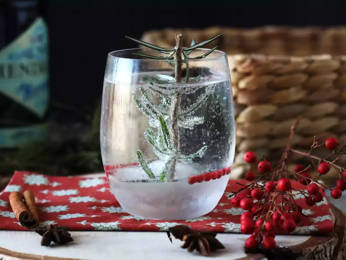 Cocktail, jonka sisällä on luminen kuusi