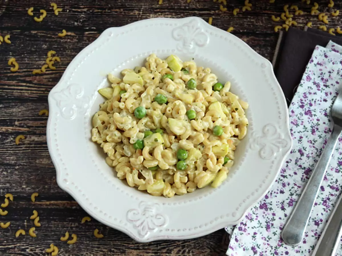 Coquillettes-pastasta valmistettu risotto herneillä, kesäkurpitsalla ja valkosipuli-yrttituorejuustolla