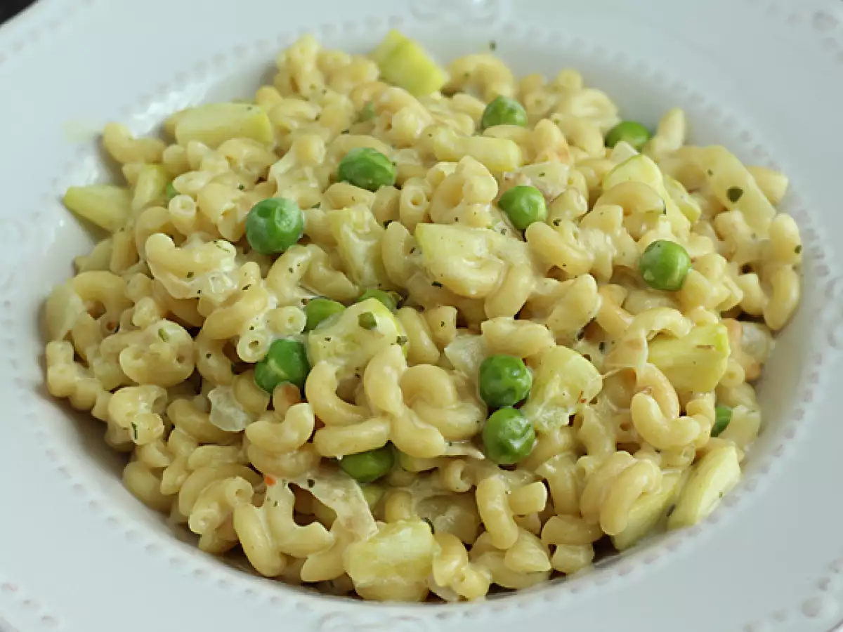 Coquillettes-pastasta valmistettu risotto herneillä, kesäkurpitsalla ja valkosipuli-yrttituorejuustolla - kuva 2