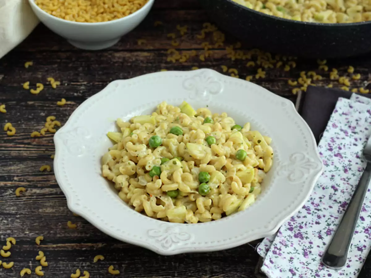 Coquillettes-pastasta valmistettu risotto herneillä, kesäkurpitsalla ja valkosipuli-yrttituorejuustolla - kuva 3