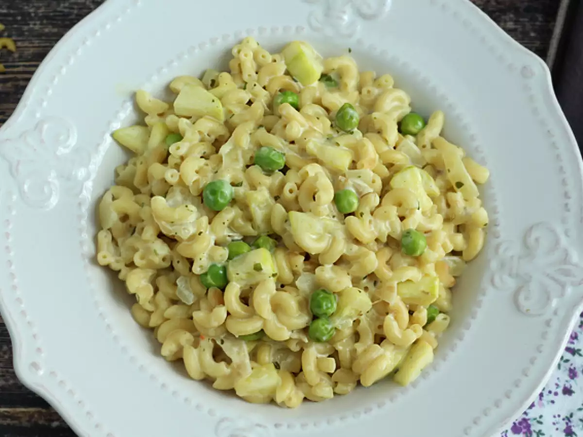 Coquillettes-pastasta valmistettu risotto herneillä, kesäkurpitsalla ja valkosipuli-yrttituorejuustolla - kuva 4