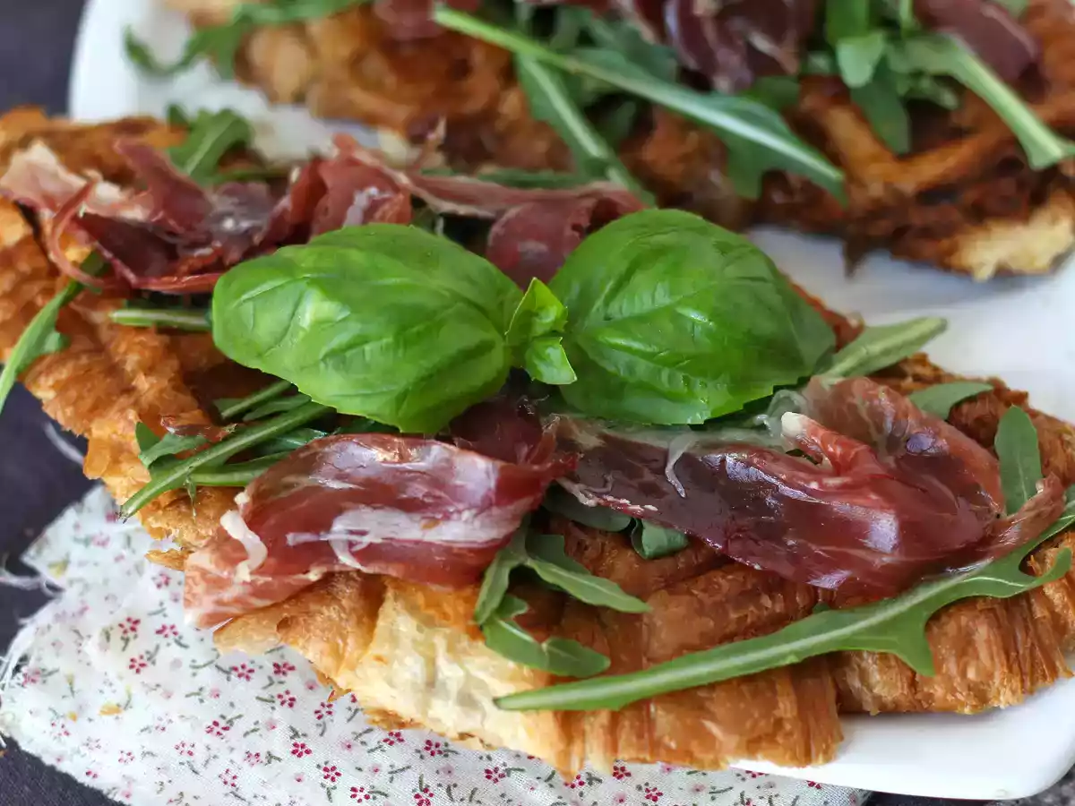 Croffle, vohvelityylinen croissant, jossa on viikunahilloa, vuohenjuustoa ja iberialaista suolakinkkua.