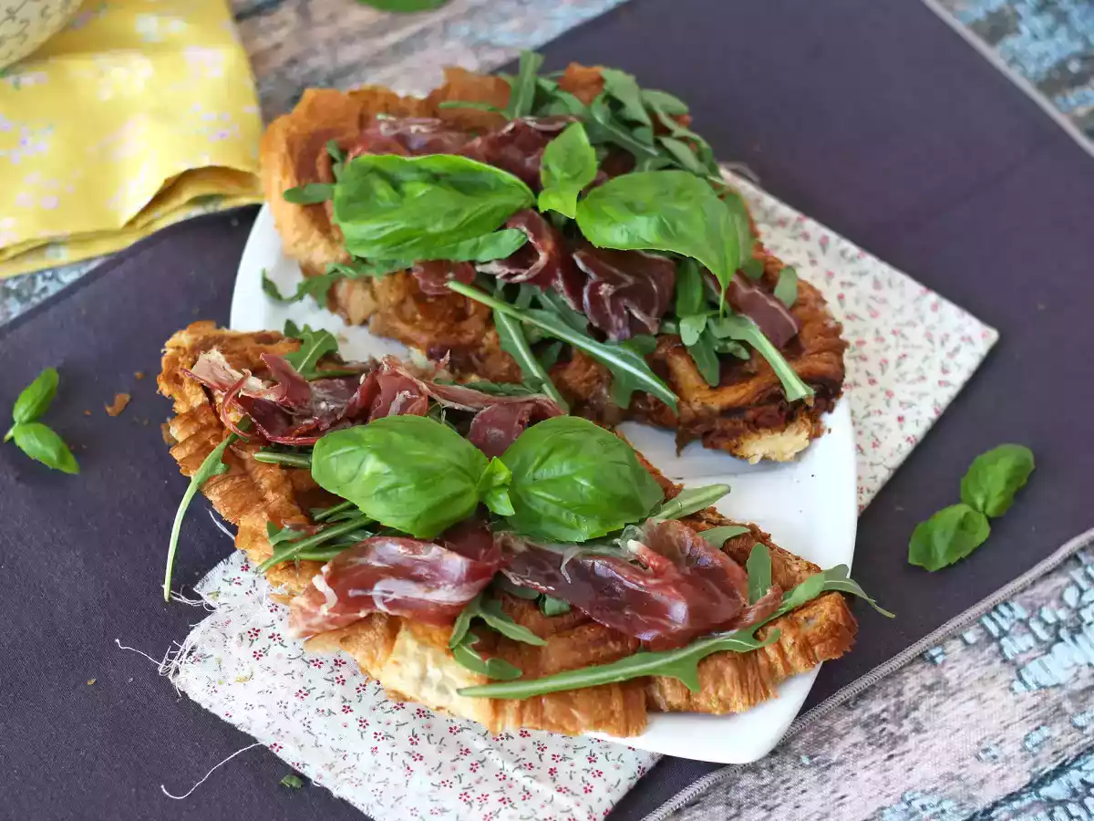 Croffle, vohvelityylinen croissant, jossa on viikunahilloa, vuohenjuustoa ja iberialaista suolakinkkua. - kuva 3