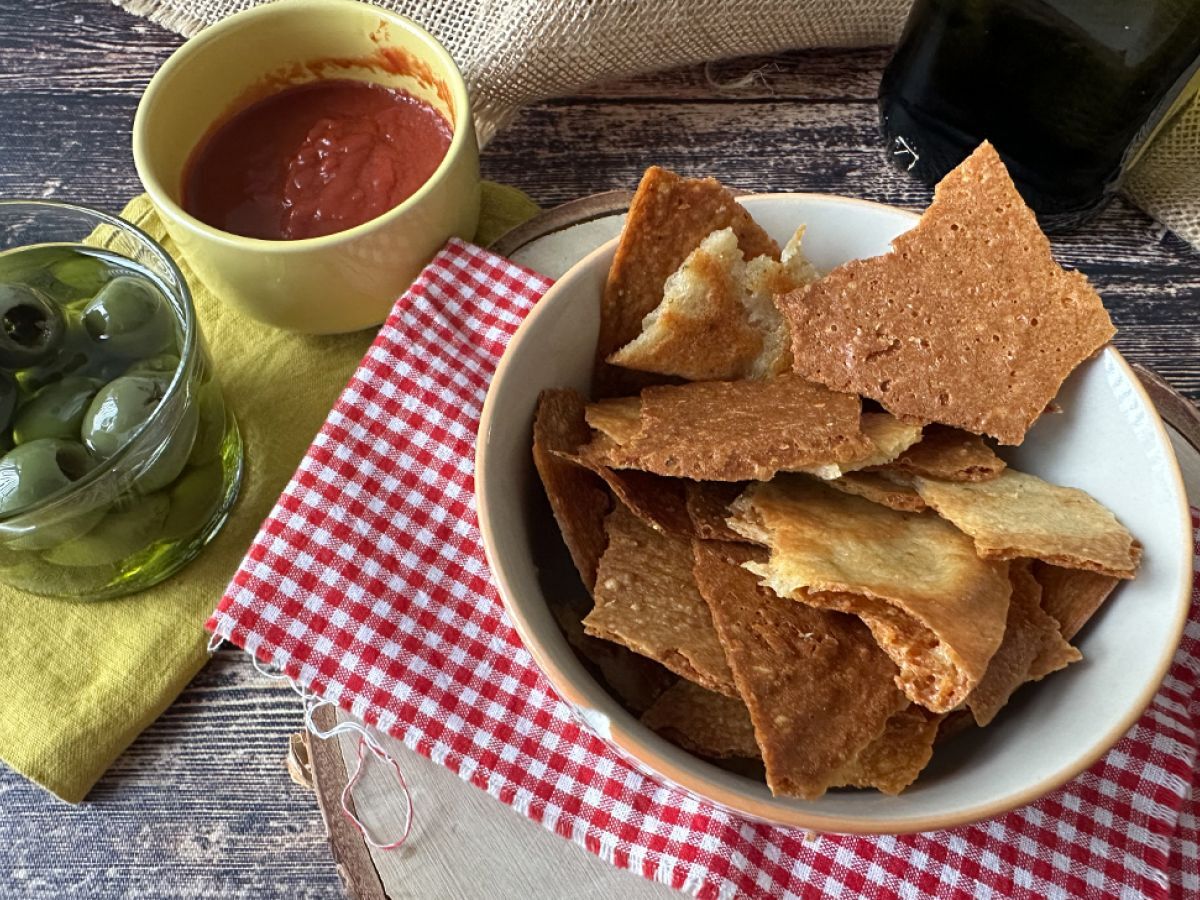 Crostini, rapea parmesaanialkupala