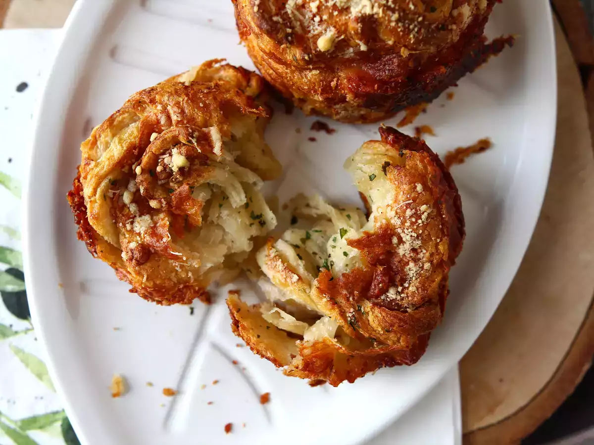 Cruffinit – croissantin ja muffinssin yhdistelmä parmesaanilla ja mozzarellalla