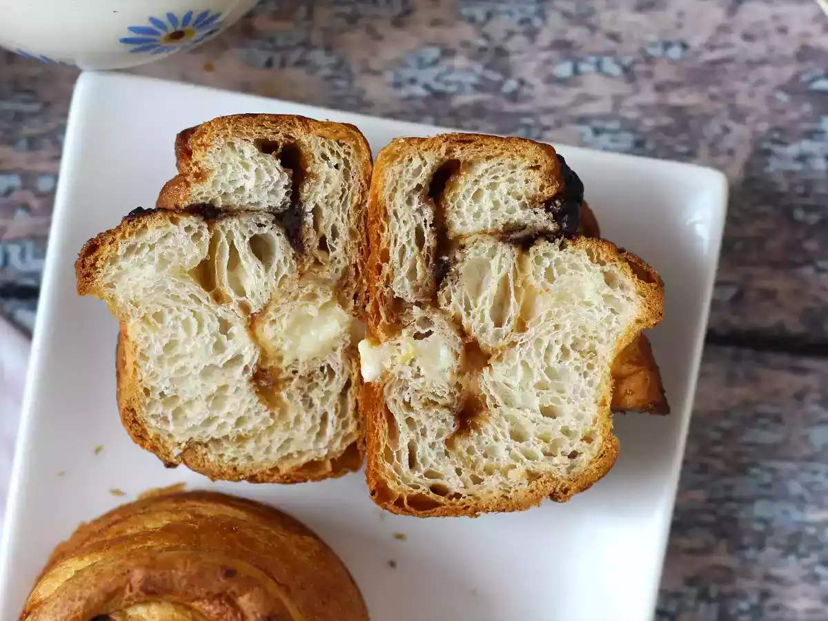 Cruffins, croissantin ja muffinssin yhdistelmä, jossa on vaniljakastiketta ja suklaata. - kuva 2