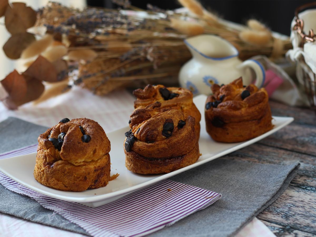 Cruffins, croissantin ja muffinssin yhdistelmä, jossa on vaniljakastiketta ja suklaata. - kuva 3