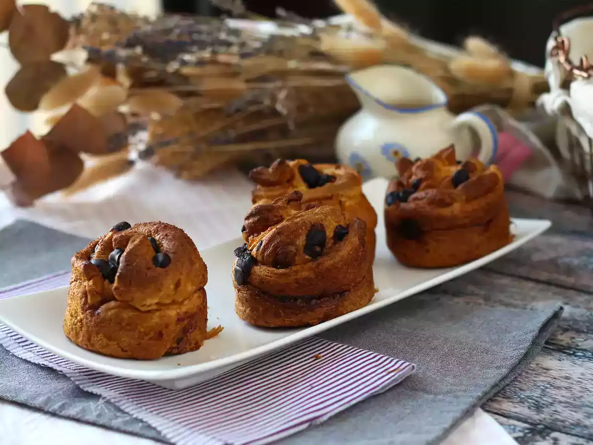 Cruffins, croissantin ja muffinssin yhdistelmä, jossa on vaniljakastiketta ja suklaata. - kuva 3