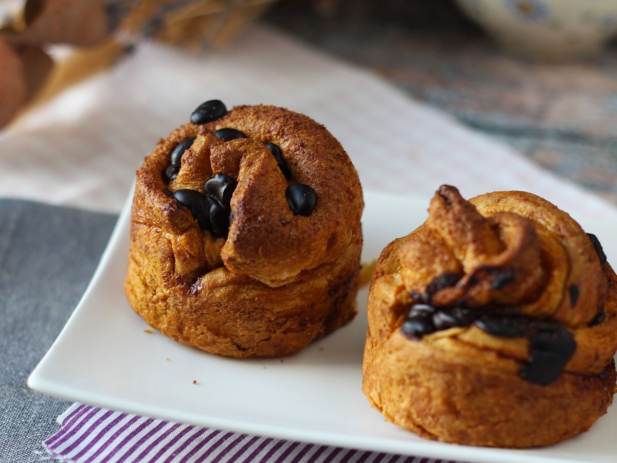 Cruffins, croissantin ja muffinssin yhdistelmä, jossa on vaniljakastiketta ja suklaata. - kuva 4
