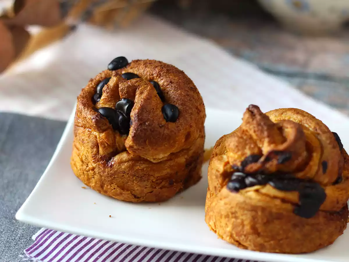 Cruffins, croissantin ja muffinssin yhdistelmä, jossa on vaniljakastiketta ja suklaata. - kuva 4